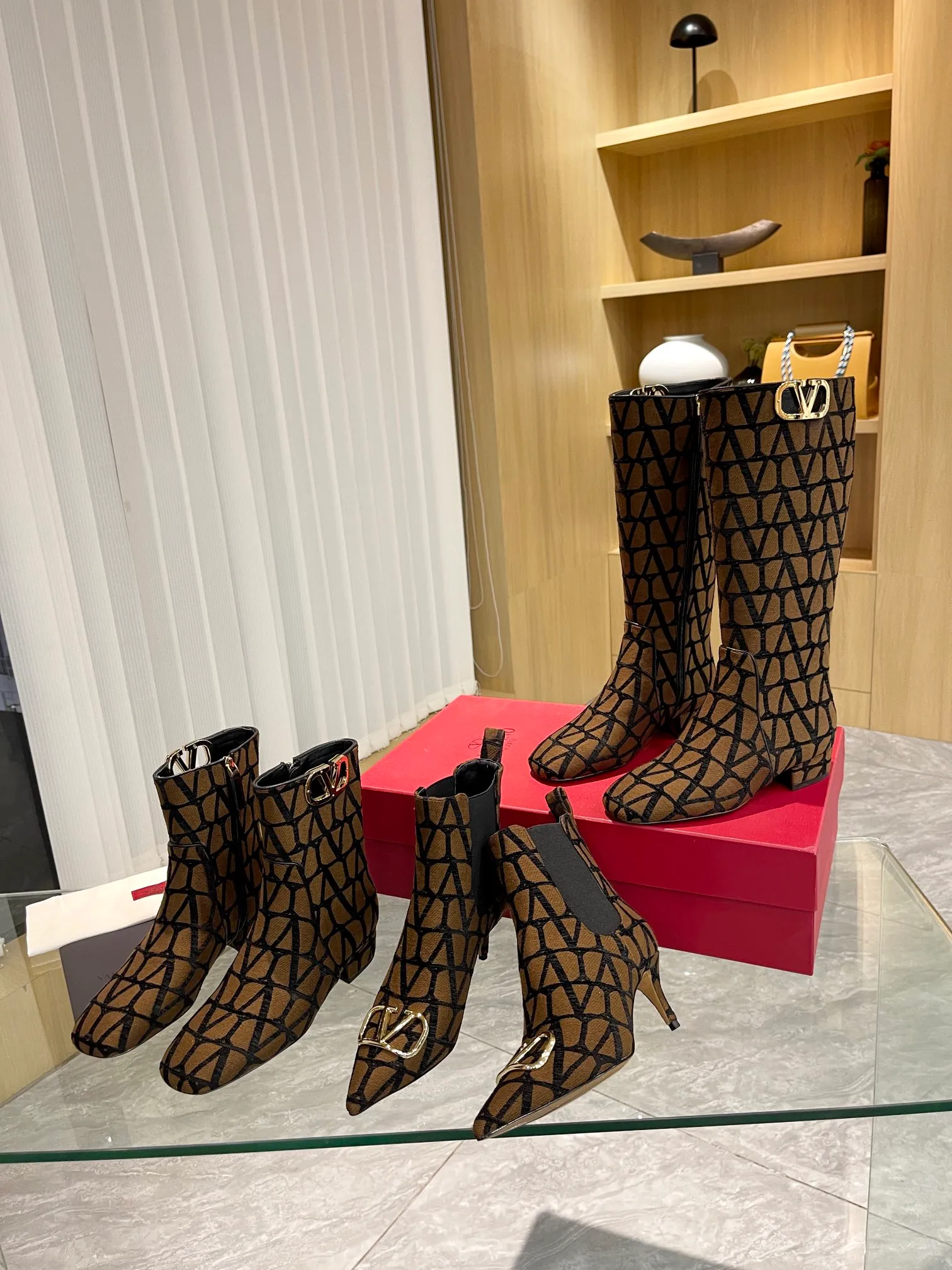 👟👟Ex-factory price 560👟👟 Genuine leather sole +40 [Valentino] Valentino ~ Unique [V logo fabric print pattern] with light gold metal [V buckle] fashion women's boots: Made with original craftsmanship, comfortable and versatile, showing long legs! Absolutely classy! Fabric: High-grade fabric printed cloth➕Imported sheepskin lining⚡Boot shaft. [Light Gold V Buckle] Decorative accessory! Outsole: 2 types: non-slip and wear-resistant rubber outsole and Italian leather sole. Size: 35−41 (customized sizes 34-42). Rubber sole, leather sole +40